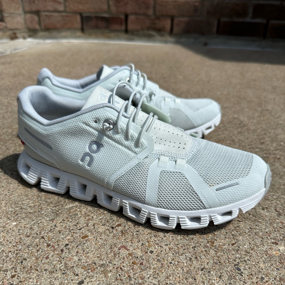 On Running white/silver running shoes